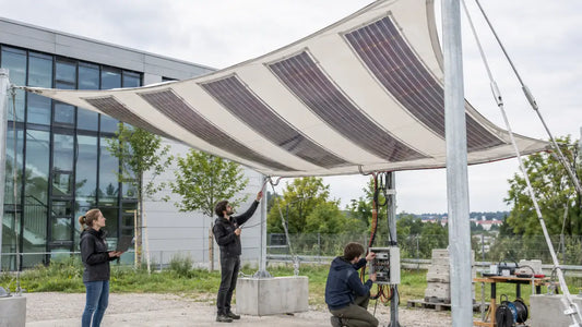 Realistische Forschungsinstallation eines textilen Solar-Sonnensegels mit integrierten flexiblen Photovoltaikflächen
