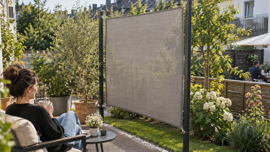 Seitlich montiertes textiles Sonnensegel als Sichtschutz auf einer bewohnten Terrasse mit sichtbaren Befestigungspunkten