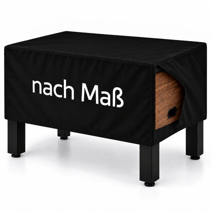 Schwarze Kickertisch Schutzhülle mit angehobener Stirnseite und sichtbarer Holzwand