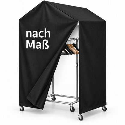 Blickdichte Kleiderständer Abdeckung nach Maß in Schwarz, teilweise geöffnet, mit sichtbaren Bügeln und Rollen